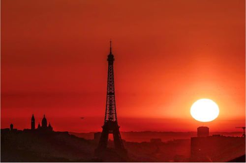 Thủ đô Paris vào tháng 7.2025, khi thành phố được đặt trong tình trạng cảnh báo đỏ do nhiệt độ cao kỷ lục. Ảnh: AFP