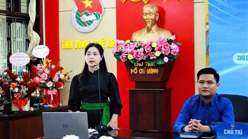  Chị Lo Thị Bảo Vy trong một buổi tiếp xúc cử tri, vận động bầu cử tại khu vực bầu cử số 1 tỉnh Nghệ An. (Ảnh: Đ.TUÂN) 