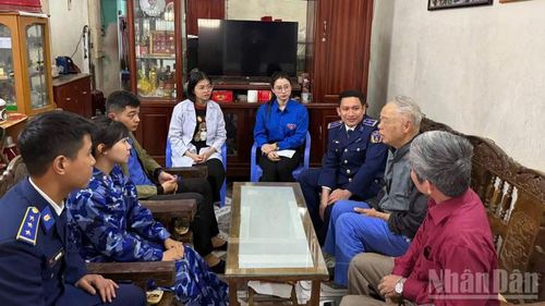 Phối hợp thăm khám, cấp phát thuốc miễn phí cho gia đình người có công tại phường Ngô Quyền, thành phố Hải Phòng.