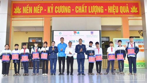 Tặng quà cho học sinh có hoàn cảnh khó khăn, học giỏi tại Trường trung học cơ sở Hòa Nghĩa, phường Dương Kinh, thành phố Hải Phòng.