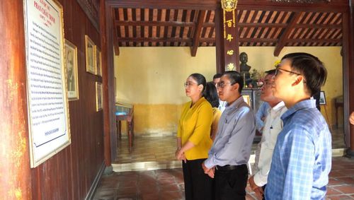 Phó Chủ tịch UBND TP Đà Nẵng Nguyễn Thị Anh Thi cùng các ngành chức năng khảo sát Nhà lưu niệm Phan Châu Trinh (xã Tây Hồ).