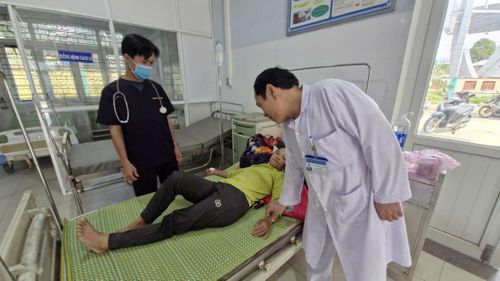 Y bác sĩ thăm khám cho bệnh nhân Y Đính bị ngộ độc sau khi ăn cá ủ chua.