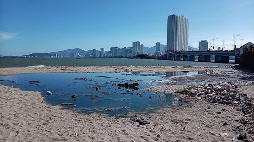 Dòng nước thải chưa qua xử lý đổ ra biển tại khu vực công viên phía Bắc cầu Trần Phú. Ảnh: NDCC