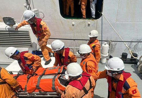 Đưa bệnh nhân sang tàu SAR 272