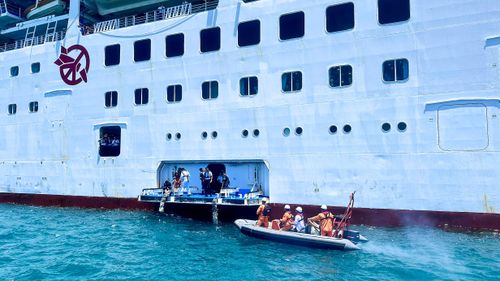 Tiếp cận tàu du lịch PACIFIC WORLD