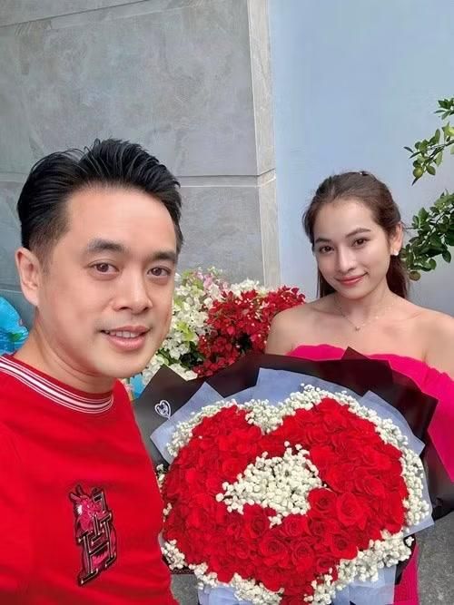 Vào dịp cuối tuần, Dương Khắc Linh thường dành khoảng 2-3 tiếng để cùng vợ đi dạo, mua sắm. Ảnh: FB Ngọc Duyên.