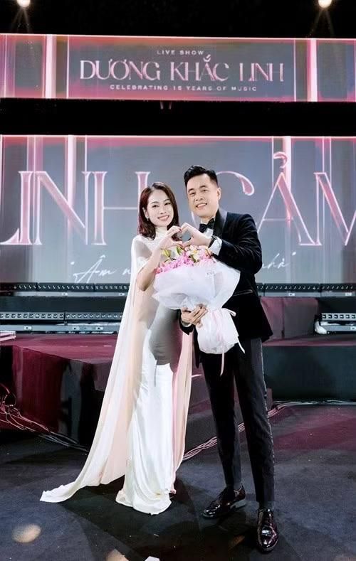 Ca sĩ Ngọc Duyên đang mang thai song sinh lần thứ hai. Trên trang cá nhân, Dương Khắc Linh chia sẻ: “Lần đầu nhận được tin này, Linh thật sự rất bất ngờ, không nghĩ rằng gia đình mình lại một lần nữa đón nhận niềm hạnh phúc song thai”. Ảnh: FB Dương Khắc Linh.