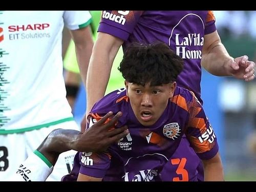 Dù có bố mẹ, ông bà đều là người Việt Nam, song Khoa Ngô hiện vẫn chưa hoàn tất quốc tịch Việt Nam.