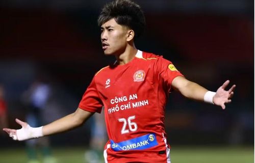 Với phong độ thăng hoa, cầu thủ Việt kiều này không chỉ ghi dấu ấn ở đấu trường V-League mà còn nhận được sự quan tâm lớn của truyền thông khu vực.