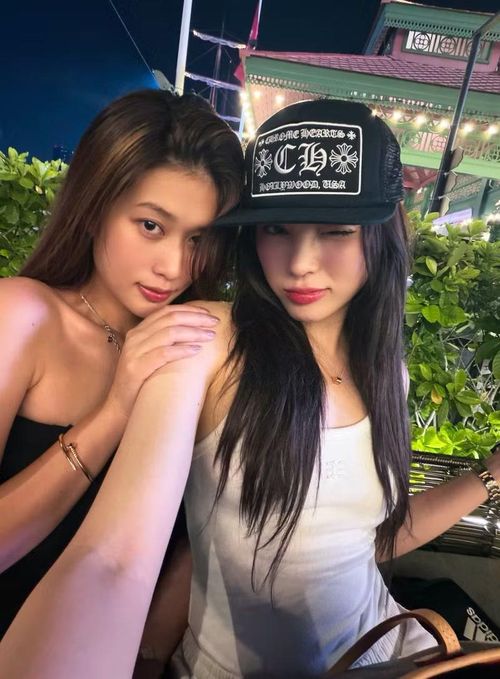 Từ việc cùng nhau khám phá các địa điểm, thưởng thức ẩm thực địa phương cho đến những khoảnh khắc đời thường, cả hai đều thể hiện sự thoải mái và tự nhiên khi ở cạnh nhau.