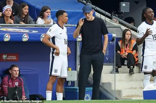 Hậu vệ thuộc biên chế Real Madrid cũng đã bị HLV Thomas Tuchel (phải) gạch tên khỏi danh sách 35 tuyển thủ Anh chuẩn bị đá giao hữu với Uruguay và Nhật Bản.