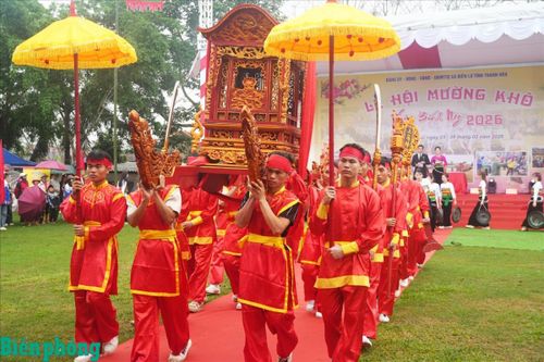 Nghi thức rước kiệu, dâng hương tri ân công lao của Quận công Hà Công Thái, Anh hùng Hà Văn Mao và các bậc tiền nhân tại lễ hội. Ảnh: Việt Bắc