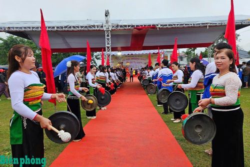 Ngay từ sáng sớm, trong âm vang của tiếng cồng chiêng, người dân xứ Mường và các vùng lân cận đều xúng xính váy áo truyền thống đi lễ hội. Ảnh: Việt Bắc