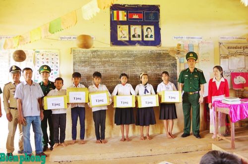 Đồn Biên phòng cửa khẩu Bu P’răng tặng quà các em học sinh Campuchia nhân dịp năm học mới. Ảnh: Văn Hoàn