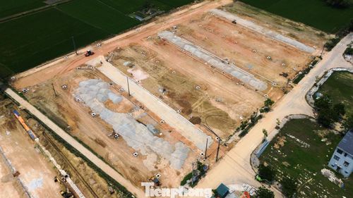 Tại Ban QLDA Đầu tư xây dựng khu vực 1 TP. Huế, 4 dự án hạ tầng kỹ thuật khu tái định cư tại khu đô thị mới An Vân Dương và khu vực trung tâm thành phố cũng đang triển khai đồng loạt. Các dự án có quy mô từ 2,35 ha đến gần 8 ha, bố trí hơn 460 lô đất tái định cư, đã hoàn thành bàn giao mặt bằng và khởi công từ tháng 8/2025 đến cuối năm 2025.