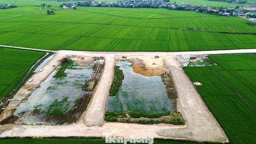 Cùng tình trạng, tại Ban QLDA Đầu tư xây dựng khu vực 2, có 14/14 dự án hạ tầng tái định cư, nghĩa trang đã khởi công, khối lượng đạt từ 13% đến 32%. Riêng khu nghĩa trang nhân dân Phong Hiền (phường Phong Thái) đã hoàn thành 100% khối lượng, dự kiến bàn giao vào cuối tháng 3 này. Tuy nhiên, đơn vị này cũng gặp khó khăn về nguồn vốn, đặc biệt là kinh phí bố trí chi trả đền bù giải phóng mặt bằng.