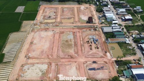 Cuối tháng 1 vừa qua, UBND TP. Huế đã đăng ký kế hoạch vốn năm 2026 cho dự án với tổng nhu cầu hơn 5.240 tỷ đồng, trong đó khoảng 1.164 tỷ đồng cho xây dựng hạ tầng kỹ thuật và hơn 4.076 tỷ đồng cho giải phóng mặt bằng. Trao đổi với PV, đại diện lãnh đạo Sở Xây dựng TP. Huế cho biết, thành phố đã đề nghị Bộ Xây dựng bố trí nguồn vốn để bổ sung cho các ban quản lý dự án, dự kiến phân bổ vốn vào giữa tháng 3 vừa qua. Tuy nhiên, thực tế tại các ban quản lý dự án hiện nay, nguồn vốn vẫn chưa được phân bổ về, trong khi nhiều hạng mục đã thi công vượt khối lượng nhưng chưa thể thanh toán.