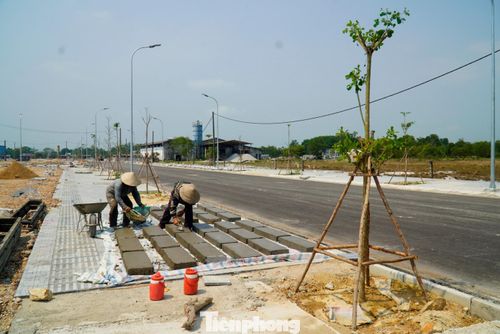 Ở từng dự án, tiến độ có sự khác nhau nhưng nhìn chung đạt mức khá. Khu tái định cư số 1 Phú Đa đạt khoảng 85%, khu tái định cư số 2 xã Phú Hồ đạt khoảng 45%. Nhiều hạng mục đã hoàn thành phần nền, hệ thống thoát nước, đang chuyển sang giai đoạn hoàn thiện mặt đường. Trong khi đó, nguồn vốn bố trí chưa theo kịp tiến độ. Một số gói thầu đã sử dụng hết phần vốn được cấp, phần vốn bổ sung vẫn chưa được phân bổ.