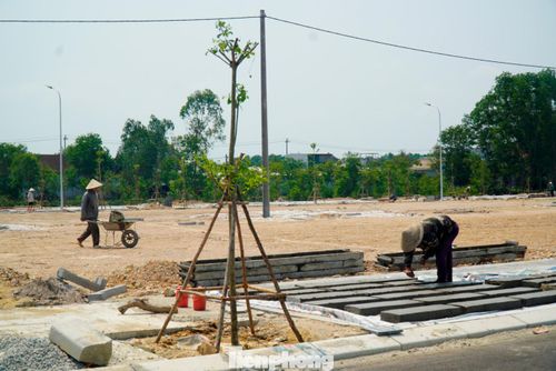Dù gặp khó khăn về nguồn vốn, nhưng trên thực địa, các công trường vẫn duy trì thi công. Nhà thầu bố trí nhân lực, máy móc triển khai các hạng mục có thể thực hiện, tranh thủ thời tiết thuận lợi để đẩy nhanh tiến độ.
