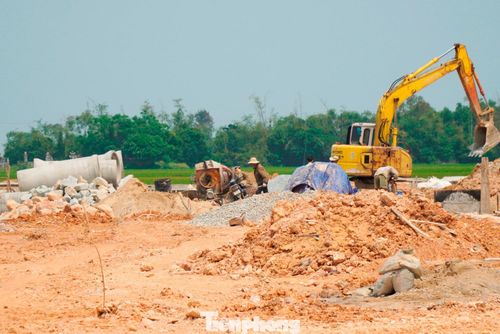 Theo đại diện Ban này, kế hoạch vốn năm 2025 đã giải ngân hết, trong khi nguồn vốn năm 2026, bao gồm chi phí giải phóng mặt bằng và thanh toán cho nhà thầu, vẫn chưa được bố trí.