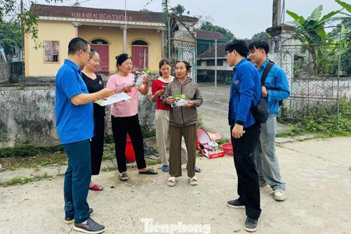Bên cạnh sửa chữa hệ thống điện, các đoàn viên còn trực tiếp hướng dẫn người dân cách sử dụng điện an toàn, tiết kiệm, góp phần nâng cao ý thức và giảm chi phí sinh hoạt trong mỗi gia đình.