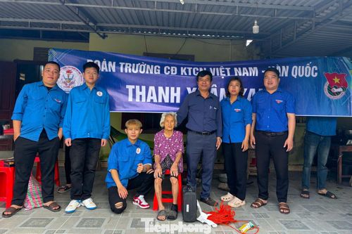 Bà Nguyễn Thị Tình (87 tuổi, trú thôn Yên Hòa, xã Kim Bảng) là vợ liệt sĩ, xúc động nói: “Nhà tôi trước đây điện yếu, dây dợ cũ kỹ, buổi tối đi lại rất bất tiện. Nay được các cháu sửa lại, lắp thêm bóng đèn sáng trưng, tôi mừng lắm. Các cháu làm việc nhiệt tình, lại còn lễ phép, chu đáo, ai cũng quý”.