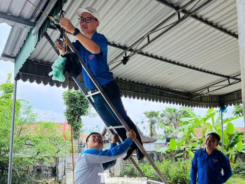 Vượt lên những trở ngại đó là sự chung tay, đùm bọc đầy ấm áp của người dân địa phương. Hàng xóm láng giềng hỗ trợ, cho mượn dụng cụ, cùng tham gia sửa chữa. Nhiều gia đình còn mang kẹo bánh, hoa quả ra mời, tạo nên không khí gần gũi, nghĩa tình.