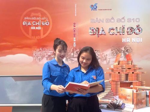 Đoàn viên thanh niên tìm hiểu thông tin trên sách. Ảnh: Vũ Thơ