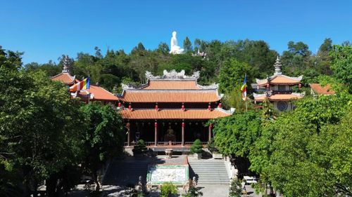 Chùa Long Sơn được biết tới với cái tên chùa Phật Trắng tọa lạc ở địa chỉ ở số 22 đường 23 Tháng 10, phường Tây Nha Trang, ngay dưới chân núi Trại Thủy. Chùa được xây dựng từ cuối thế kỷ 19, trải qua hàng trăm năm sau nhiều lần trùng tu, ngày nay chùa Long Sơn đã được chứng nhận là ngôi chùa có tuổi thọ lớn bậc nhất Việt Nam.