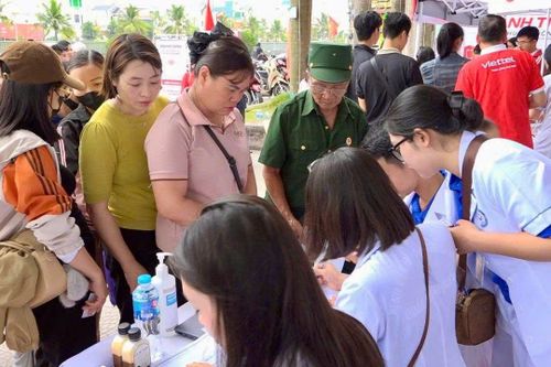 Đông đảo nhân dân xã Vĩnh Bảo và các xã lân cận đến tham dự chương trình.