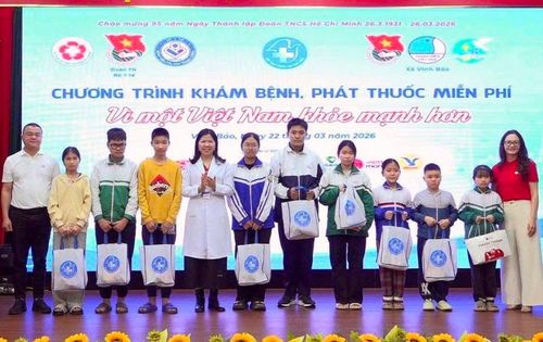 Tặng quà cho các gia đình khó khăn.