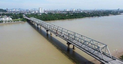 Cầu Bến Thủy 1 bắc qua sông Lam nối hai tỉnh Nghệ An và Hà Tĩnh.