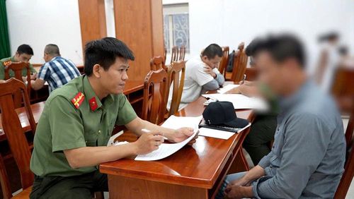 Lực lượng công an làm thủ tục để hỗ trợ ban đầu, giúp các công dân sớm ổn định cuộc sống. Ảnh: CA