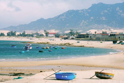 Làng chài nằm giữa biển xanh, đồi cát bao la và những dãy núi trập trùng. Ảnh: Tuyên Parafu