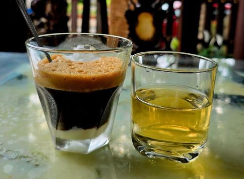 Cà phê có nhiều tác dụng cho tim mạch, nhưng nếu lạm dụng lại dẫn tới nguy hiểm. Ảnh: Hoa Linh.