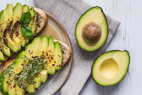  Quả bơ có thể chế biến được nhiều món ăn ngon miệng, (Ảnh: iStock) 