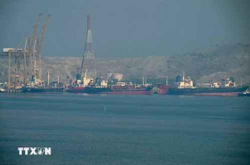 Tàu chở dầu tại cảng container Khor Fakkan, cảng nước sâu ở ngoài khơi thành phố Sharjah, Các Tiểu vương quốc Arab thống nhất, dọc eo biển Hormuz. (Ảnh: philstar.com/TTXVN)