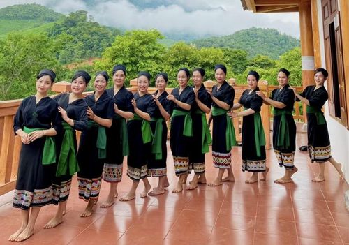 Lo Thị Bảo Vy (đứng đầu tiên) trong hoạt động nghiệm thu mồ hình Câu lạc bộ bảo tồn văn hóa dân tộc Ơ Đu. (Ảnh: NVCC)