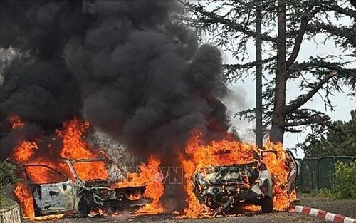 Một người đã thiệt mạng trong vụ tấn công nghi do lực lượng Hezbollah ở Liban thực hiện bằng tên lửa chống tăng nhằm váo cộng đồng biên giới Misgav Am của Israel vào sáng 22/3. Trong ảnh: Hai phương tiện đã bốc cháy tại hiện trường và một thi thể được tìm thấy trong một chiếc xe. Ảnh: TTXVN phát