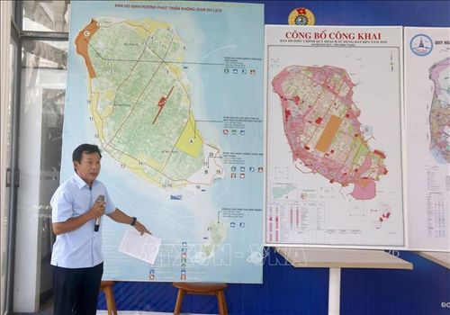 Ông Lê Hồng Lợi, Chủ tịch UBND đặc khu Phú Quý, giới thiệu về các quy hoạch phát triển trên đảo.