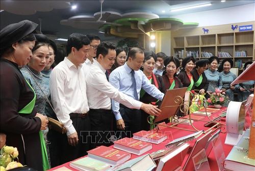 Các đại biểu tham quan trưng bày tư liệu với chủ đề “Tinh hoa di sản văn hóa Bắc Ninh”.
