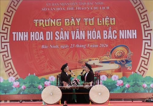 Các nghệ nhân Quan họ trình diễn hát đối Dân ca Quan họ Bắc Ninh.