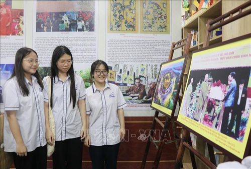 Học sinh tham quan trưng bày.