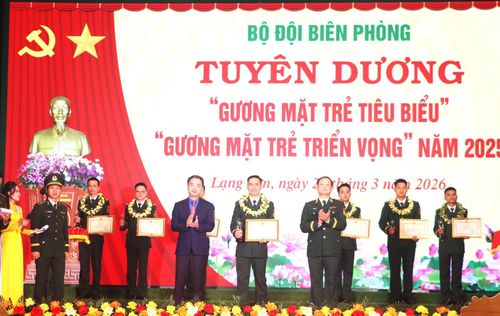 Trung tướng Nguyễn Anh Tuấn, Chính ủy BĐBP và đồng chí Nguyễn Tường Lâm, Bí thư Trung ương Đoàn TNCS Hồ Chí Minh trao phần thưởng cho Thiếu tá Vũ Lý Huỳnh, Chính trị viên phó kiêm Đội trưởng Đội vận động quần chúng Đồn Biên phòng Xuân Đài, Ban Chỉ huy BĐBP tỉnh Đắk Lắk.