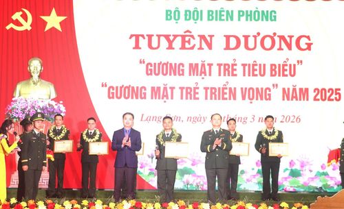 Trung tướng Nguyễn Anh Tuấn, Chính ủy BĐBP và đồng chí Nguyễn Tường Lâm, Bí thư Trung ương Đoàn TNCS Hồ Chí Minh trao phần thưởng cho Đại úy Hồ Văn Hữu, Đội trưởng Đội vận động quần chúng Đồn Biên phòng Ba Tầng, Ban Chỉ huy BĐBP tỉnh Quảng Trị.