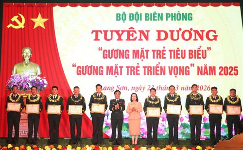 Thiếu tướng Vũ Quốc Ân, Phó Chính ủy BTL BĐBP và đồng chí Đoàn Thị Hậu, Phó Bí thư Thường trực Tỉnh ủy, Chủ tịch HĐND tỉnh Lạng Sơn trao phần thưởng cho 10 gương mặt trẻ triển vọng BĐBP năm 2025.