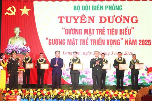 Trung tướng Nguyễn Anh Tuấn, Chính ủy BĐBP và đồng chí Nguyễn Tường Lâm, Bí thư Trung ương Đoàn TNCS Hồ Chí Minh trao phần thưởng cho Thiếu tá Quân nhân chuyên nghiệp Võ Thị Phương Thảo, nhân viên thủ quỹ, Ban Tài chính, Ban Chỉ huy BĐBP TP Hồ Chí Minh.