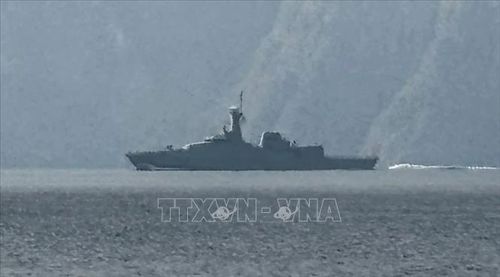 Một tàu hải quân di chuyển ở khu vực eo biển Hormuz ngày 1/3/2026. Ảnh: rnz.co.nz/TTXVN