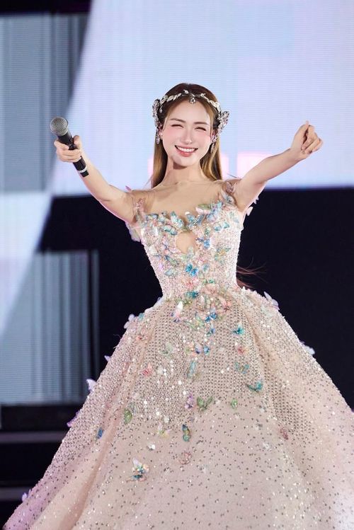 Hòa Minzy ngày càng nhận được nhiều tình cảm của khán giả nhờ sự nỗ lực trong âm nhạc lẫn hình ảnh cá nhân.