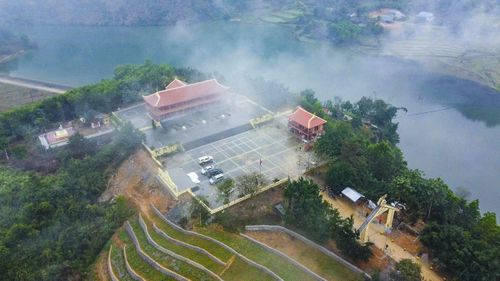 Giữa đại ngàn xứ Thanh, đền Chín Gian hiện lên như một “cột mốc văn hóa” - nơi lưu giữ ký ức cộng đồng, kết nối quá khứ với hiện tại, đồng thời mở ra những giá trị mới trong hành trình phát triển du lịch văn hóa bền vững.